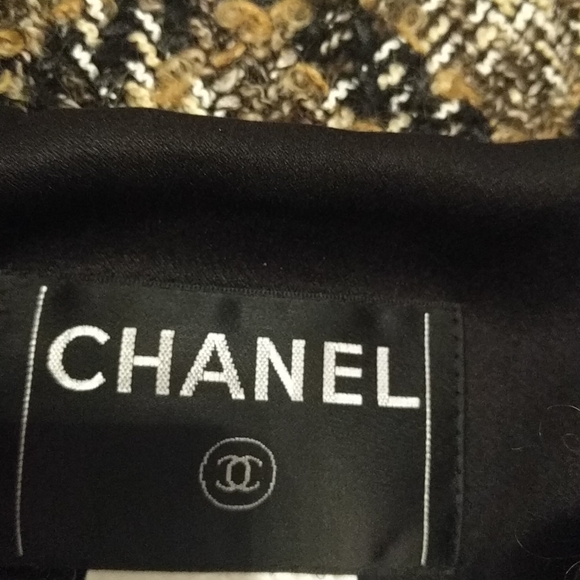 Beautiful cape by Chanel 🌸🌸🍀🌸🌸🌼🌼🌼 - Picture 6 of 15